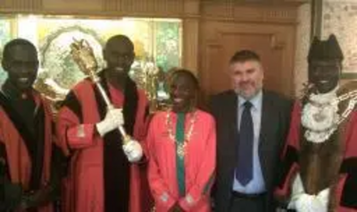 Kenyan athletes Duncan Kibet, Benjamin Limo, Catherine Ndereba and Paul Tergat with Dave Hodgson in the Mayor's Parlour