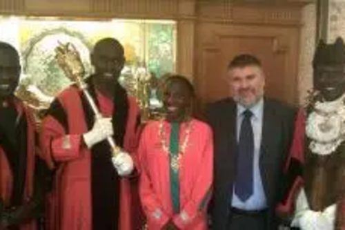 Kenyan athletes Duncan Kibet, Benjamin Limo, Catherine Ndereba and Paul Tergat with Dave Hodgson in the Mayor's Parlour