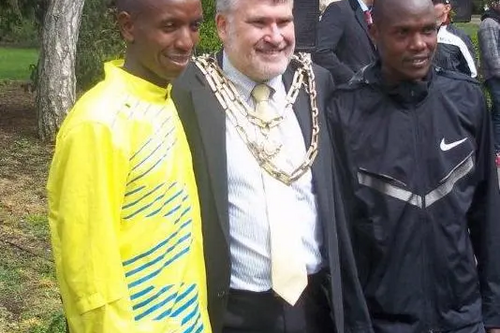 Dave Hodgson with Kenyan Athletes Shadrack Kosgei and Philip Langat at Bedford Park schools running event