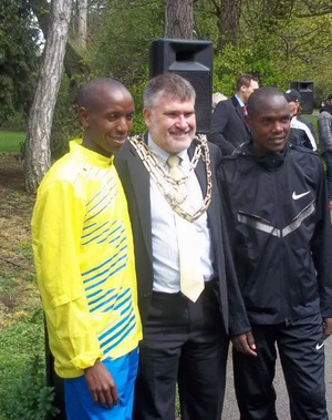 Dave Hodgson with Kenyan Athletes Shadrack Kosgei and Philip Langat at Bedford Park schools running event