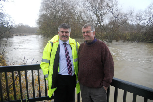 Mayor Dave Hodgson with a local resident in Bromham surveying the high waters 