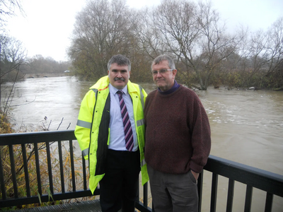 Mayor Dave Hodgson with a local resident in Bromham surveying the high waters 