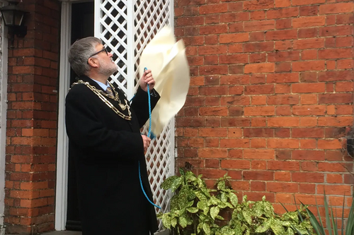 Mayor Dave Hodgson unveils the Blue Plaque in honour of Amy Walmsley in The Crescent, Bedford