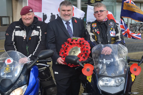 Mayor Dave Hodgson presents the Bedford Borough Council Wreath to the RBL Riders