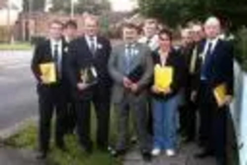 Edward Davey MP joins the campaign for Dave Hodgson as Mayor of Bedford Borough