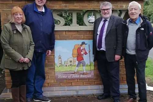 Mayor Dave Hodgson and Councillor Sue Anderson unveil Elstow Gate