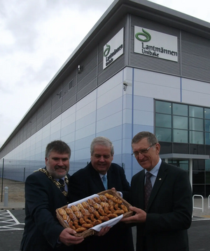 Dave Hodgson marks the opening of the new Lantmännen Unibake bakery in Bedford with Graham Wright, Operations & Technical Director at Lantmännen Unibake UK Ltd and Thomas Boden, Chairman of Lantmännen Group