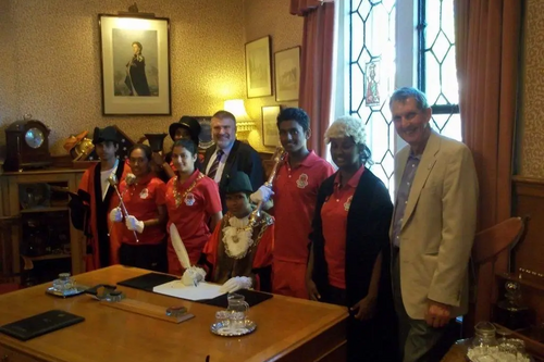 Dave Hodgson and Howard Darbon with the Maldives Olympic Squad in the Mayor's Parlour