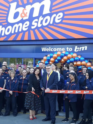 Mayor Dave Hodgson cuts the ribbon at the opening of the b&m store on Riverfield Drive in Bedford