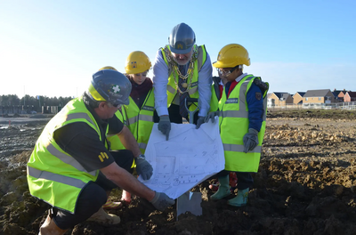 Mayor Dave Hodgson shows children from Wootton Lower School the plans for the school's new Fields Road extension site