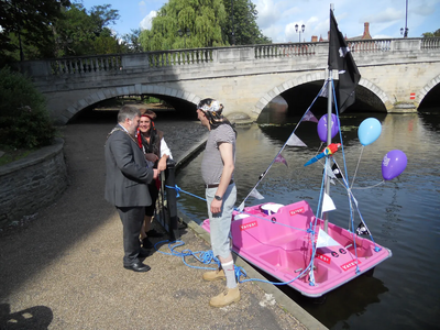 Dave Hodgson talks to the Managers from the Litten Tree setting off in a Pink Pedalo along the River Great Ouse for Charity