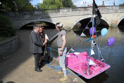 Dave Hodgson talks to the Managers from the Litten Tree setting off in a Pink Pedalo along the River Great Ouse for Charity