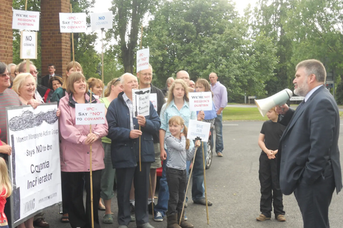 Mayor Dave Hodgson addresses demonstrators outside the IPC hearing on Covanta's Incinrator Plan for Stewartby