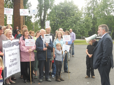 Mayor Dave Hodgson addresses demonstrators outside the IPC hearing on Covanta's Incinrator Plan for Stewartby