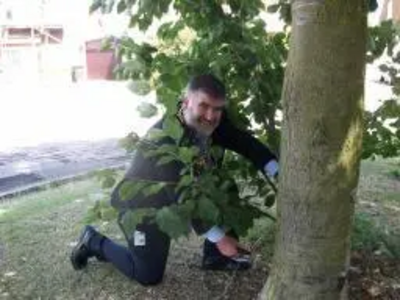 Mayor Dave Hodgson trimming untidy tree growth