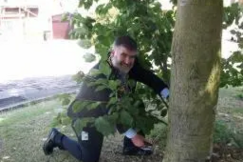 Mayor Dave Hodgson trimming untidy tree growth