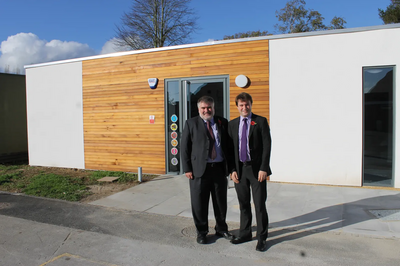 Mayor Dave Hodgson and Cllr Henry Vann, with the new permanent classrooms at Harrold Lower